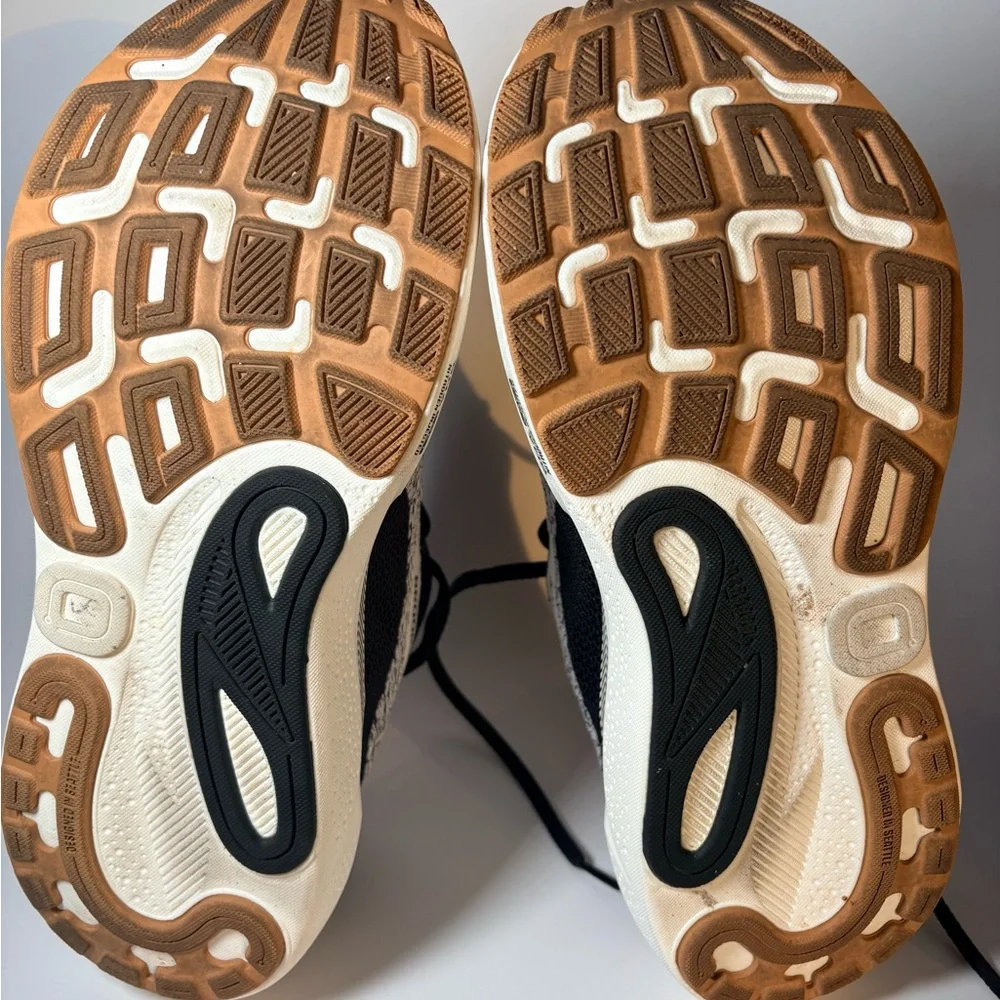 Pre-Owned Brooks Adrenaline GTS 24 . Mens size 10 . Lightly used 🔥🔥